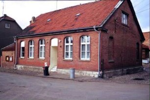 ehemaliges Schulgebäude, Backsteinbau, jetzt Verkaufsstelle