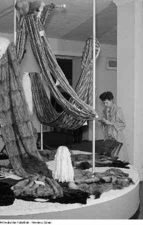 Textilien auf der Leipziger Herbstmesse 1954