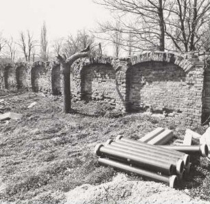 Dorfplatz mit Rest der Dorfmauer