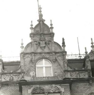 Cottbus, Thälmannplatz 48. Wohnhaus (um 1875). Giebel