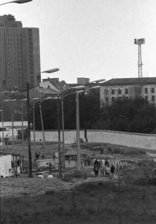 Abgeräumter Grenzstreifen am Alexanderufer/Kapelle-Ufer