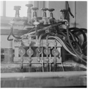 Sicherheitsinspektion; Ingenieurarbeit; Gerüst Labor Wasserhahn
