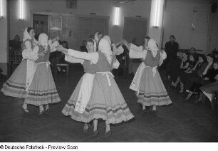 Tänzerinnen in Tracht beim Kreisausscheid für Volkskunst