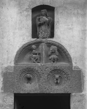 Tympanon mit Rosetten und zwei Figuren