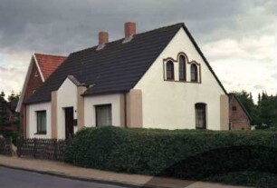 Lübecker Straße 38: traufständiges Wohnhaus: nach Renovierung: Straßenfront mit Mittelrisalit und Eingangstür: Giebelseite mit Bogenfenstern, Ecklisenen