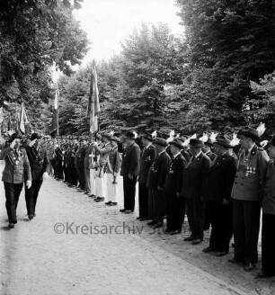 Volks- und Schützenfest: Schützenverein Sprenge und Umgebung e.V.: Abnahme des Festzuges durch den Schützenkönig Erich Siemsen und den Jungschützenkönig Franz Grönwohld