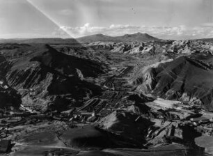 Blick auf Coro Coro : Blick auf die in einem Tal gelegene Stadt Coro Coro. Im Hintergrund der Hügel Cerro Miriquiri.