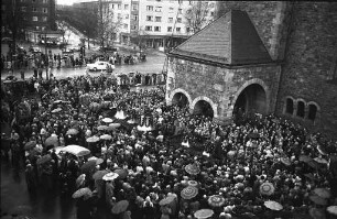 Einholung von fünf neuen Glocken für die Lutherkirche.