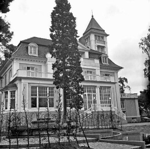 Möllner Landstraße: Gutshaus des ehemaligen Gutes Glinde: Gemeinschaftszentrum Sönke-Nissen-Park-Stiftung: Außenansicht von Westen: vorn Parkanlage mit Bäumen