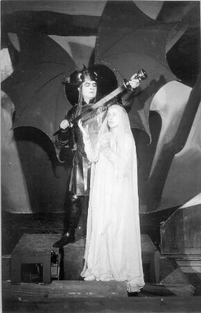 Lucifer. Drama von Eduard Stucken. Staatsschauspiel Dresden, Uraufführung 29.1.1925 : Bruno Decarli als Lucifer und Marion Regler als Dahüt