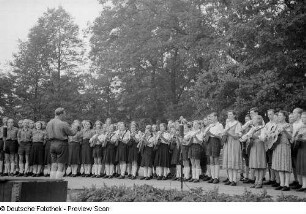 Auftritt eines Pionier- und FDJ-Ensembles auf der Parkbühne