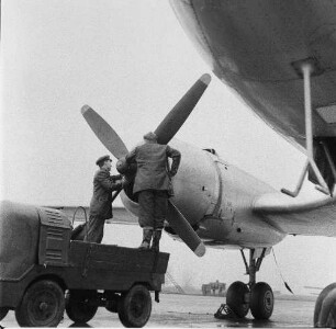 Schönefeld. Flughafen Berlin-Schönefeld. Wartungstrupp bei der Arbeit an einem Triebwerk