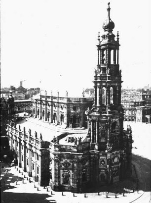 Dresden, Katholische Hofkirche, Außenansicht des Gesamtbaus mit Turm und Hauptfassade; Chiaveri, Gaetano; Knöffel, Johann Christoph; Schwarze, Julius Heinrich
