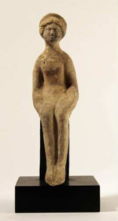 Sitzendes Mädchen, Puppe