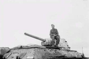 Zweiter Weltkrieg. Frontbilder. Sowjetunion. Angehöriger der deutschen Wehrmacht, auf einem Panzer sitzend