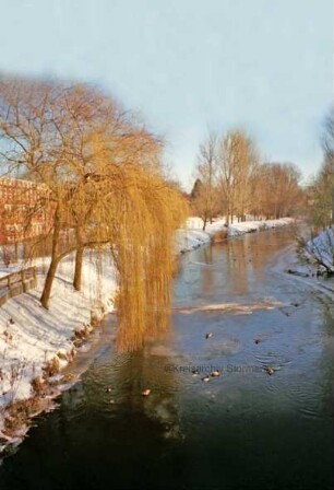 Berliner Ring: Blick von der Brücke in Richtung Osten auf die Trave im Winter