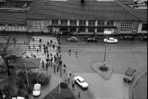 Freiburg: Berufsverkehr vor dem Hauptbahnhof vom Hochhaus