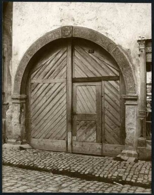 Tor mit Küferzeichen im Schlußstein, 1737