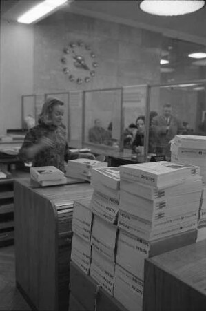 Ausgabe der neuen Telefonbücher der Deutschen Bundespost