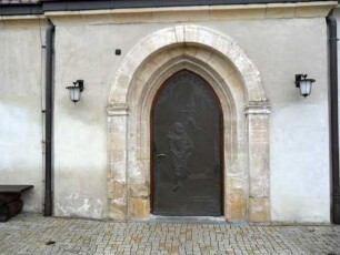 Kirche von Süden- Langhaus (romanisch) - südliches Seitenschiff-romanisches Portal (verändert) in Übersicht (romanischer Rundbogen)