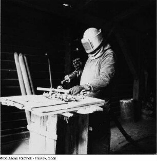 Rostock-Warnemünde. Ernst Heinkel Flugzeugwerke Warnemünde. Arbeiter mit Sandstrahlgebläse