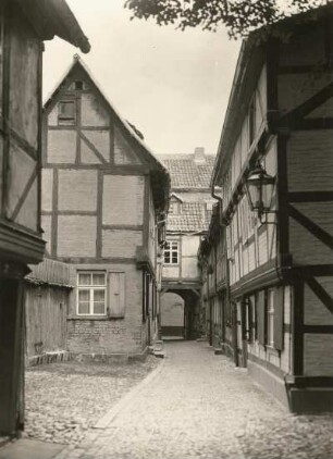 Quedlinburg. Schuhhof (rechts Nr. 8). Im Hintergrund ehem. Schuhmacherinnungshaus