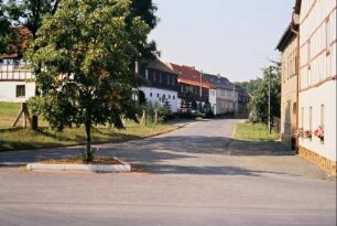 sehr schönes Gebäudeensemble der südlichen Dorfstraße ("Winterseite")