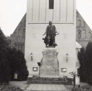 Denkmal für Paul Gerhardt (1607-1676; Dichter und Theologe) : Pfannschmidt, Friedrich Johann: Denkmal für Paul Gerhardt (1607-1676; Dichter und Theologe). Bronze (Lauchhammer-Guß), Muschelkalkstein; überlebensgroß. Lübben (Spreewald), vor dem Turm der Paul-Gerhardt-Kirche