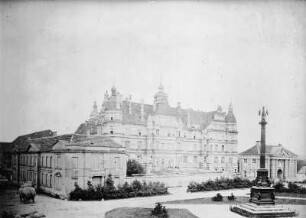 Güstrow, Schloss : Güstrow. Schloss. Blick über das Denkmal für die Befreiungskriege zum Schloss