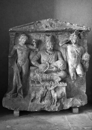 Gallorömischer Altar: Cernunnos, Apollo und Merkur