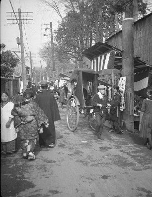 Kashima-Schrein, wahrscheinlich in Shinagawa, während des Shichi-go-san-Festes im November : Kashima-Schrein, wahrscheinlich in Shinagawa, während des Shichi-go-san-Festes im November. Besucher und Rikschafahrer