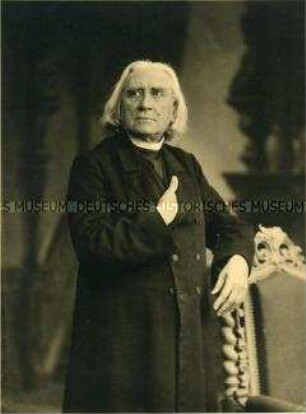 Franz Liszt, stehend am Stuhl