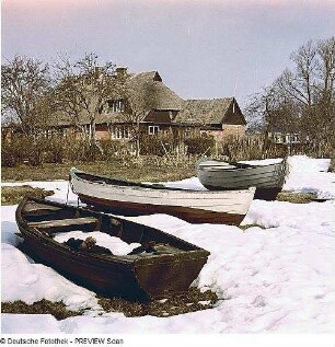 Boote am Strand von Darß oder Fischland oder Ahrenshoop oder Hiddensee