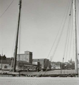 Hafen und Speichergebäude