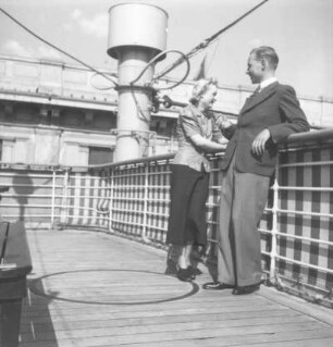 Bordleben. Eine junge blonde Frau und der Fotograf Franz Grasser mit Zigarette, aufgenommen auf dem Passagierschiff Milwaukee