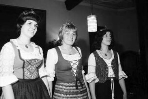 Freiburg: Kaufhaussaal; Krönungsakt; Weinkönigin und Prinzessinnen; nebeneinander