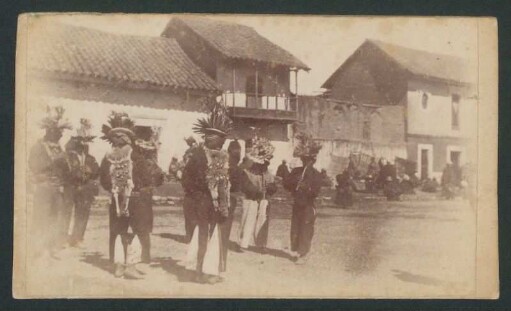 [Fotografía de un otro grupo de baile]
