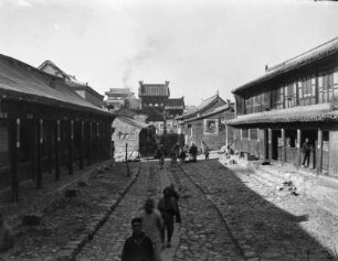 Alltagsszene : Blick entlang einer belebten Straße