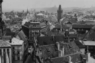 Blick über die Stadt, im Hintergrund der Pulverturm