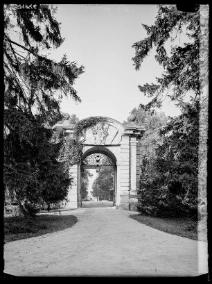 Radmeritz. Tor zum Hof des Schlosses Joachimstein