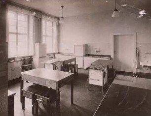 Leipzig, 55. Volksschule : Leipzig-Kleinzschocher, Lehrküche der ehem. 55. Volksschule