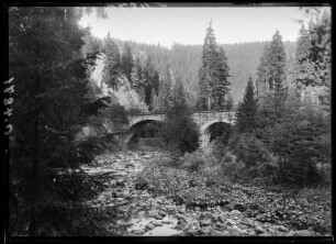 Steinbrücke über einen Gebirgsbach im Thüringer Wald