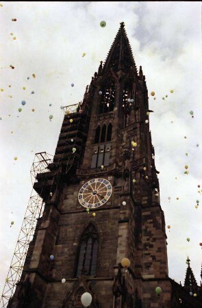 Freiburg: Münster, Ballons steigen auf