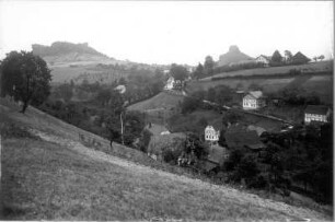 Schöna (Reinhardtsdorf-Schöna). Ortsteilansicht mit Kaiserkrone und Zirkelstein. Blick nach Südost