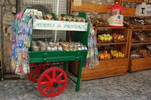 St.- Paul - Kleinstadt in den Seealpen : Marktstand in der Kleinstadt St-Paul, bei Nizza, Erzeugnisse der Provence, aufgenommen im April 2006