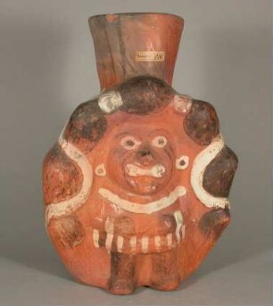 Anthropo-zoomorphe Figur im Gebirge und zwei Schlangen