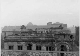 Blick auf das zerstörte Dach des Neuen Museums