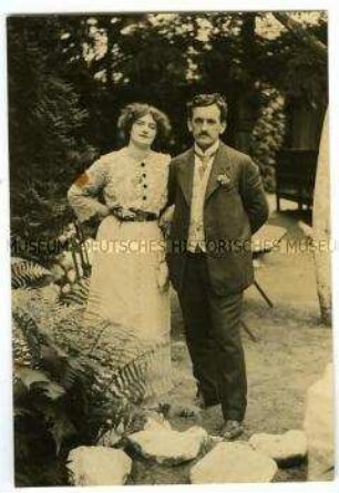 Richard und Florentine Fleischhut im Garten