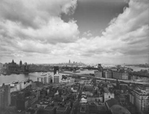New York, Blick über den East River mit Brooklyn Bridge und Manhattan Bridge auf Manhattan
