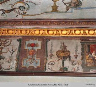 Groteskendekoration mit Allegorien der Wissenschaften